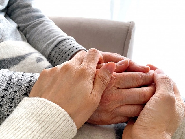 手を握っている